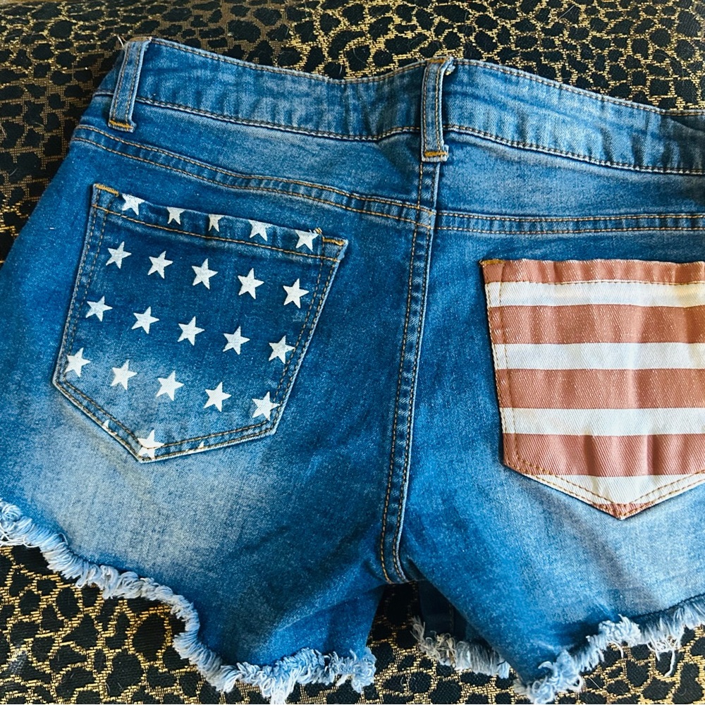 Altar'd state star shorts size 24
Perfect for July 4th or anytime ⭐️